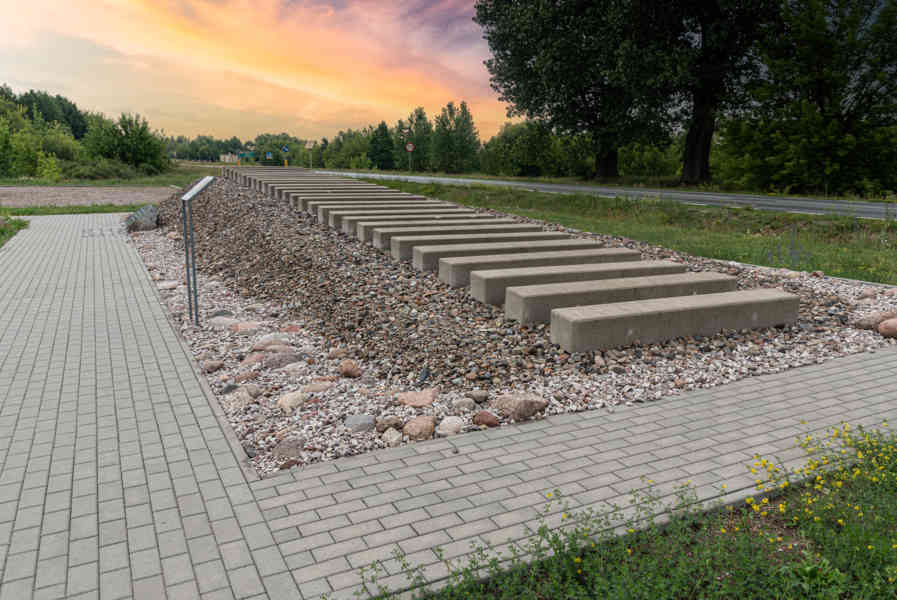 Polonia - Treblinka 03 - Conmemoración de la antigua estación de tren de Treblinka.jpg